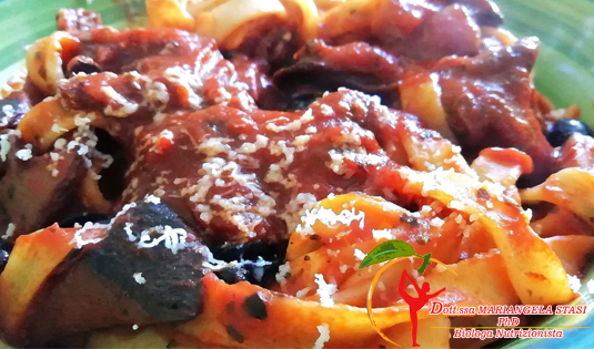 Tagliatelle con funghi, olive e pecorino